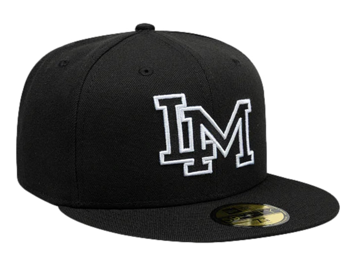 Gorra New Era color negro con visera plana y letras &