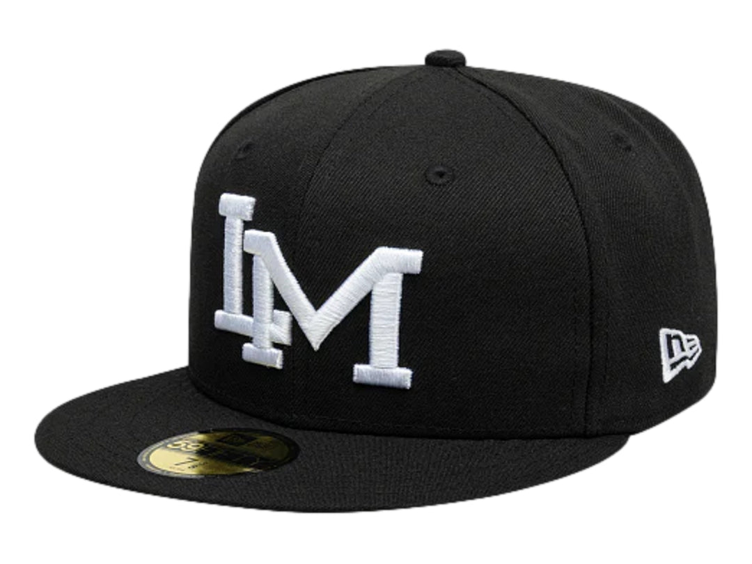 Gorra New Era color negro con visera plana y letras bordadas en color blanco en el frente.