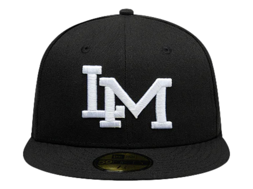 Gorra New Era color negro con visera plana y letras bordadas en color blanco en el frente.