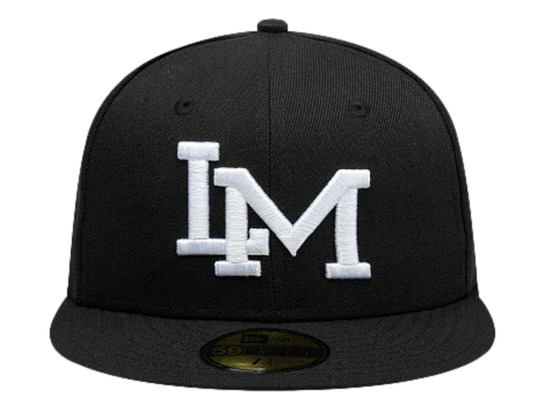 Gorra New Era color negro con visera plana y letras bordadas en color blanco en el frente.