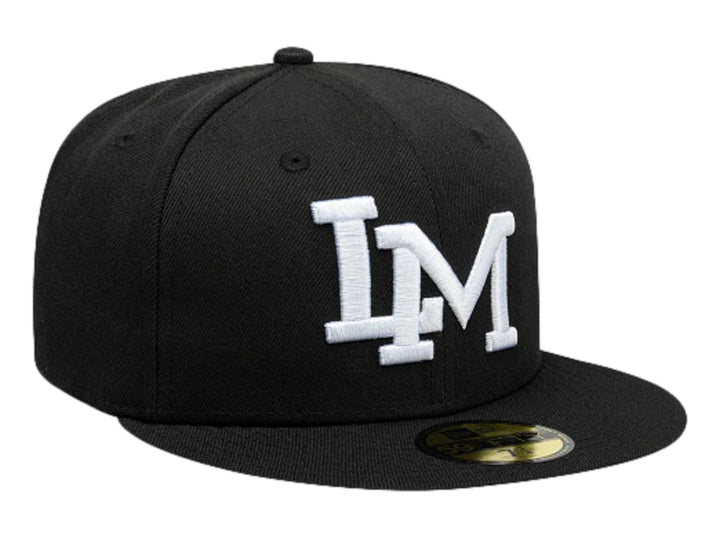 Gorra New Era color negro con visera plana y letras bordadas en color blanco en el frente.