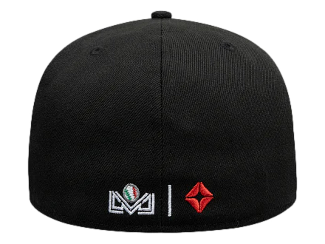 Gorra New Era color negro con visera plana y letras bordadas en color blanco en el frente.
