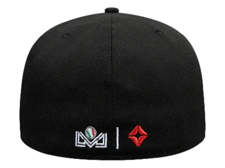 Gorra New Era color negro con visera plana y letras bordadas en color blanco en el frente.
