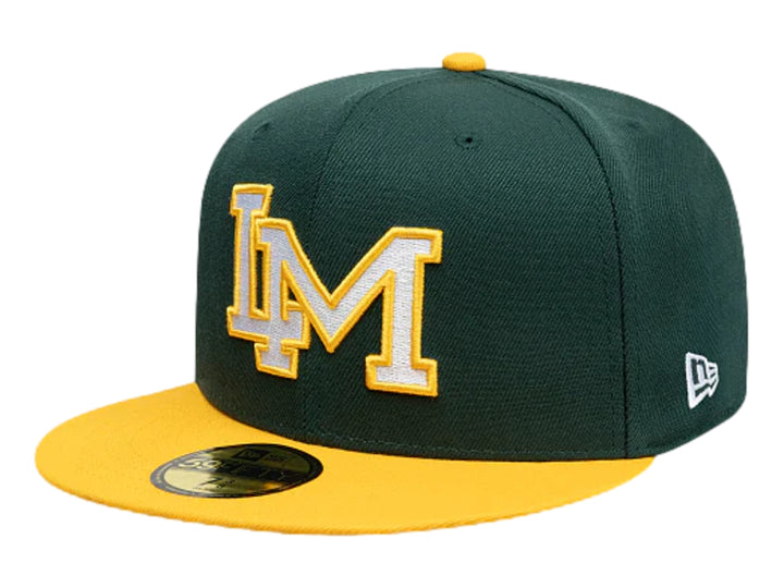 Gorra New Era color verde oscuro con visera amarilla y letra M bordada en blanco y amarillo al frente.