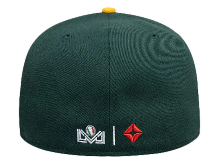 Gorra New Era color verde oscuro con visera amarilla y letra M bordada en blanco y amarillo al frente.