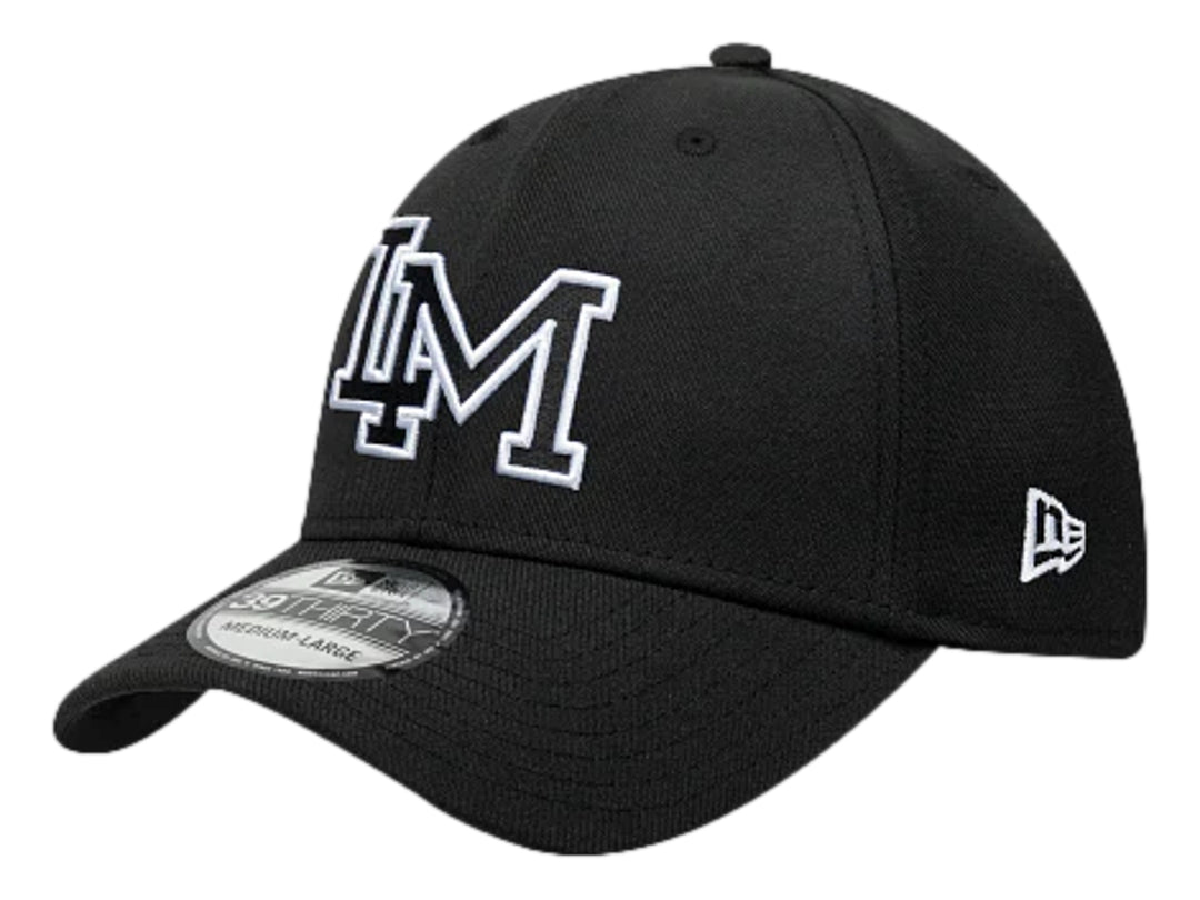Gorra de béisbol New Era color negro con letras LM bordadas en blanco en la parte frontal.