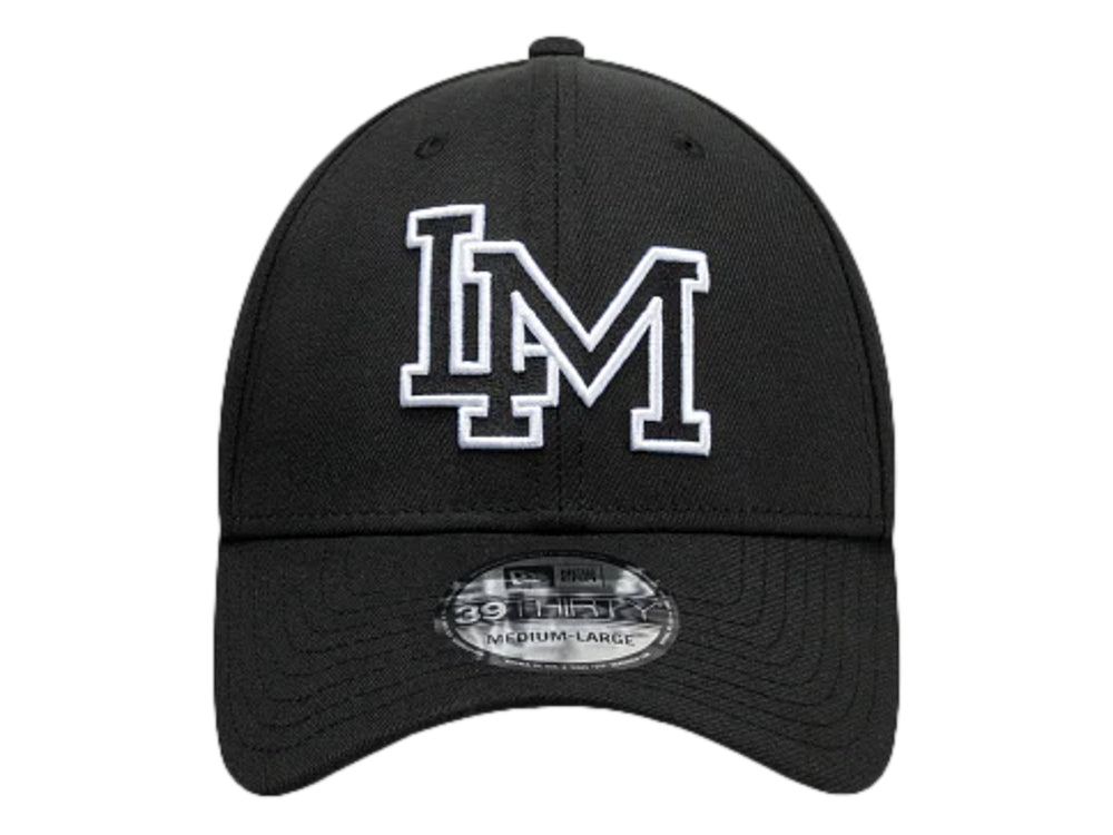 Gorra de béisbol New Era color negro con letras LM bordadas en blanco en la parte frontal.