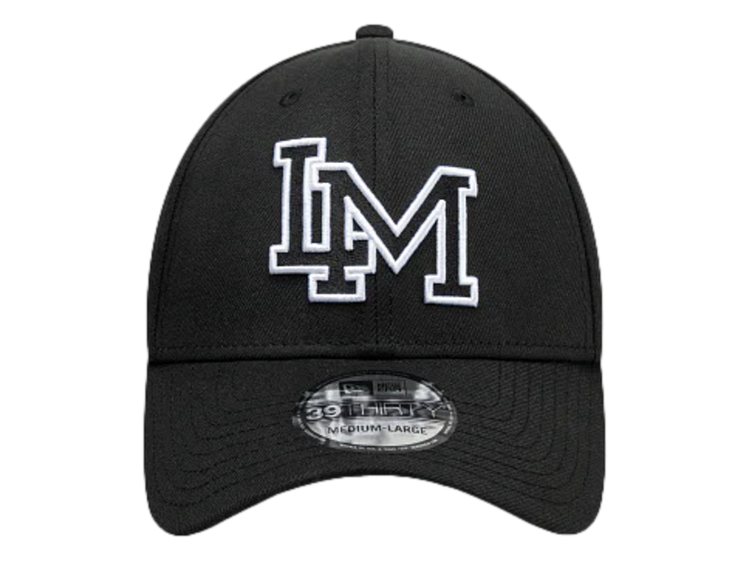Gorra de béisbol New Era color negro con letras LM bordadas en blanco en la parte frontal.