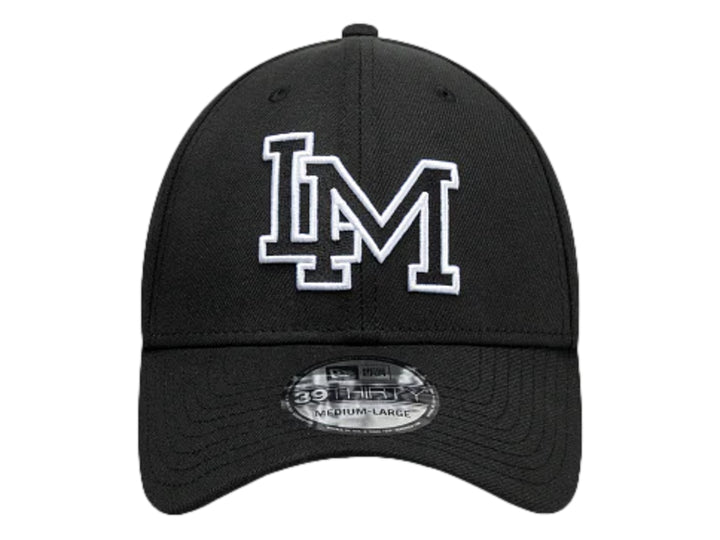 Gorra de béisbol New Era color negro con letras LM bordadas en blanco en la parte frontal.