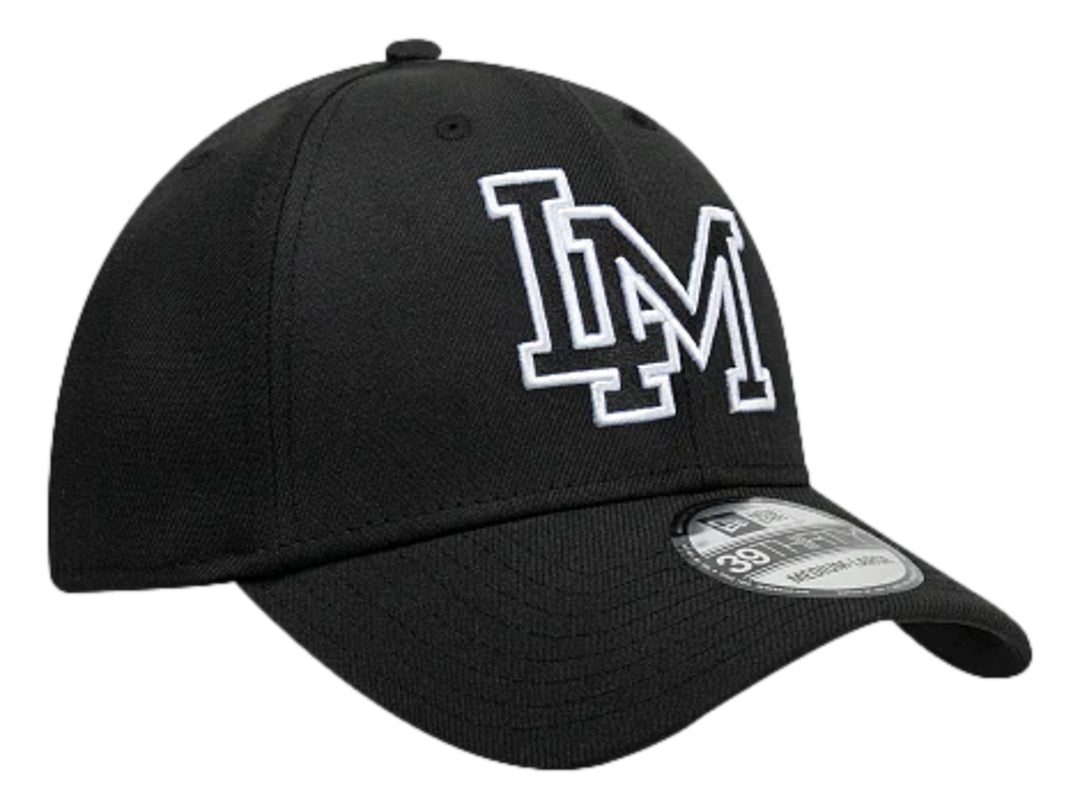 Gorra de béisbol New Era color negro con letras LM bordadas en blanco en la parte frontal.