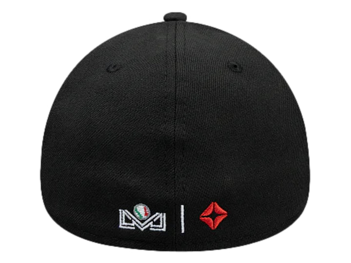 Gorra de béisbol New Era color negro con letras LM bordadas en blanco en la parte frontal.