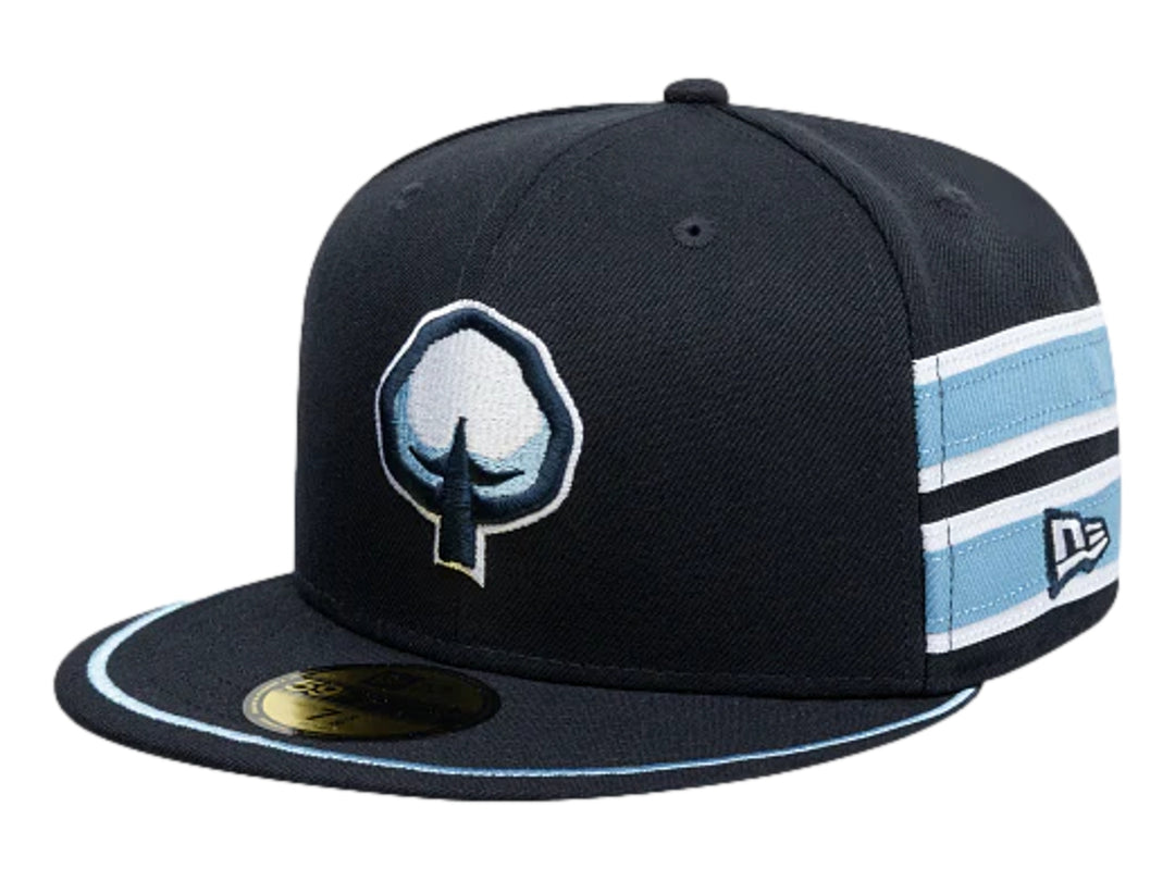 Gorra New Era color navy con visera plana, logo bordado al frente y franjas azul claro y blanco en el lateral.