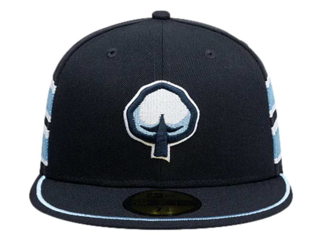 Gorra New Era color navy con visera plana, logo bordado al frente y franjas azul claro y blanco en el lateral.