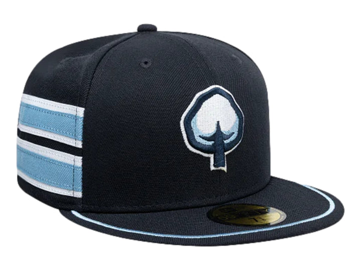 Gorra New Era color navy con visera plana, logo bordado al frente y franjas azul claro y blanco en el lateral.