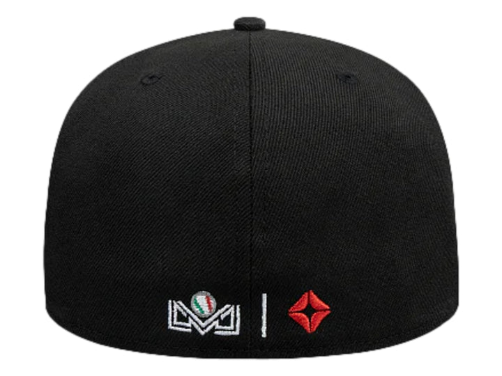 Gorra New Era color navy con visera plana, logo bordado al frente y franjas azul claro y blanco en el lateral.