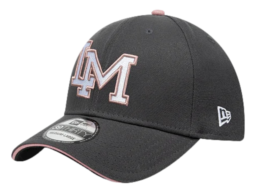 Gorra New Era color gris oscuro con letras bordadas en blanco y rosa en el frente y visera curva.