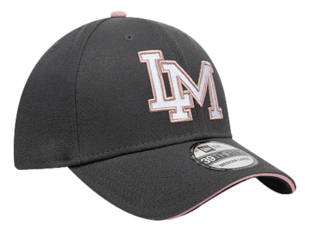 Gorra New Era color gris oscuro con letras bordadas en blanco y rosa en el frente y visera curva.