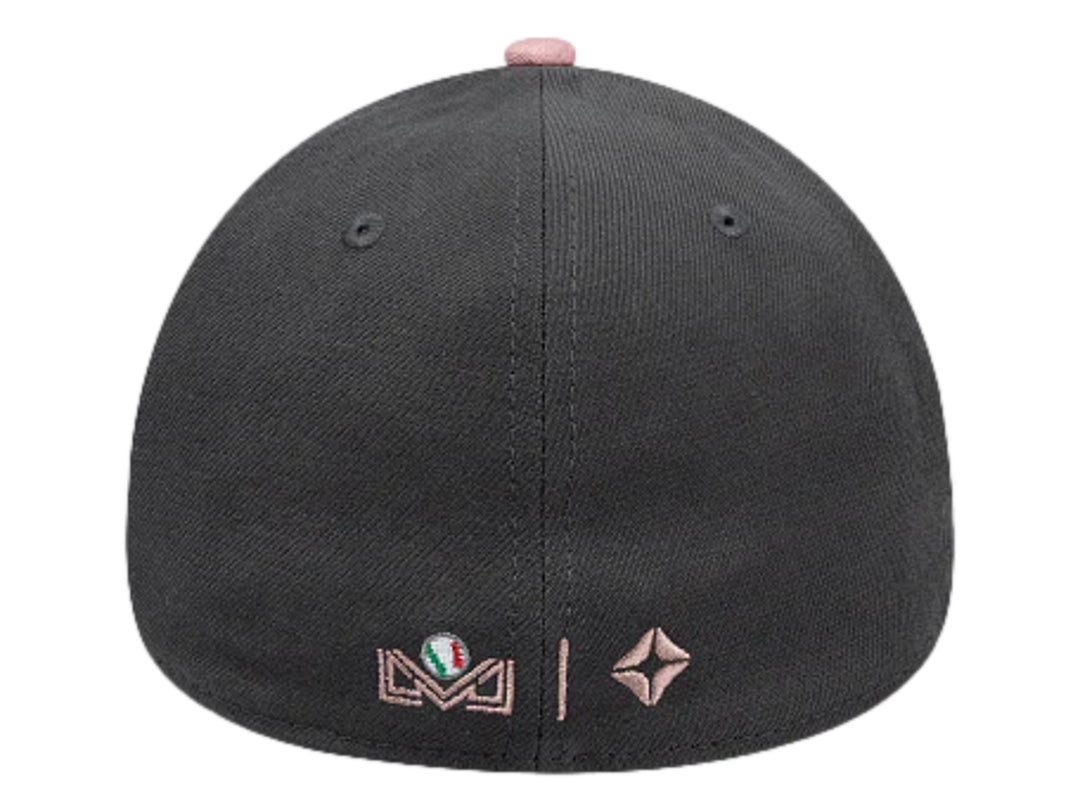 Gorra New Era color gris oscuro con letras bordadas en blanco y rosa en el frente y visera curva.
