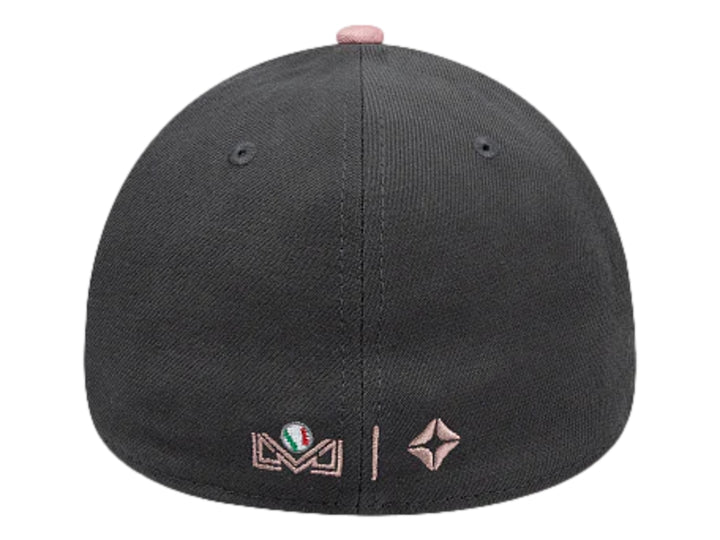 Gorra New Era color gris oscuro con letras bordadas en blanco y rosa en el frente y visera curva.