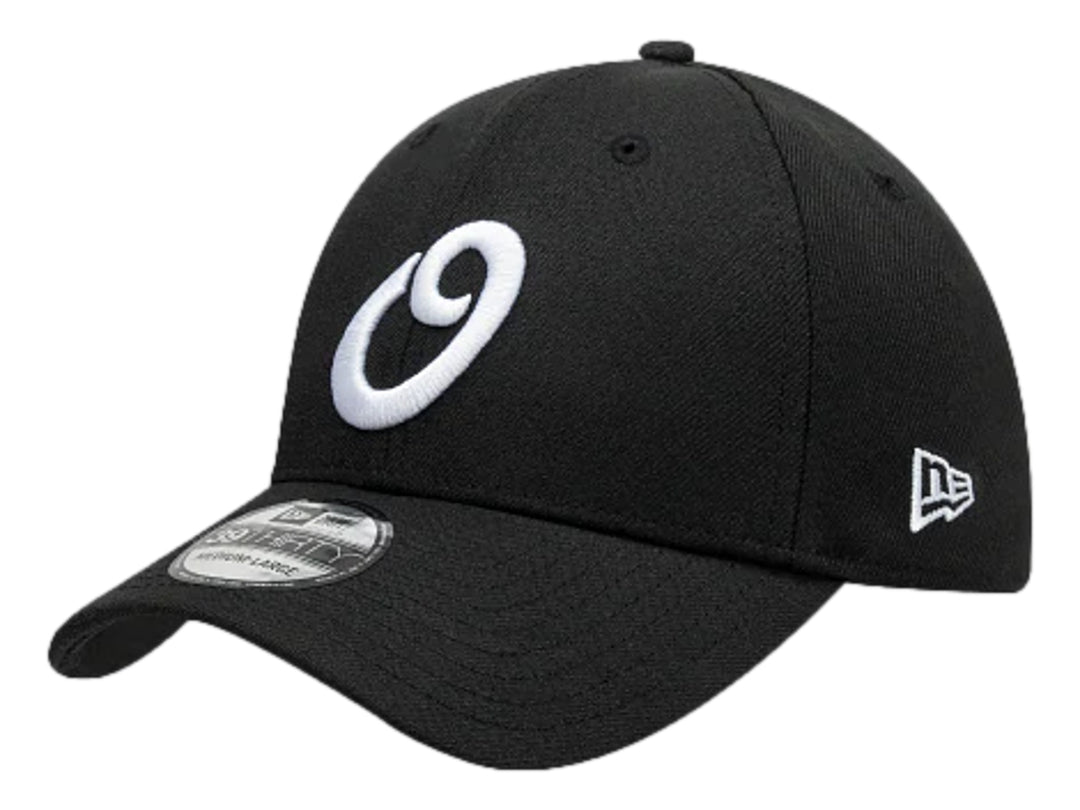 Gorra New Era color negro con logotipo blanco bordado y visera curva.