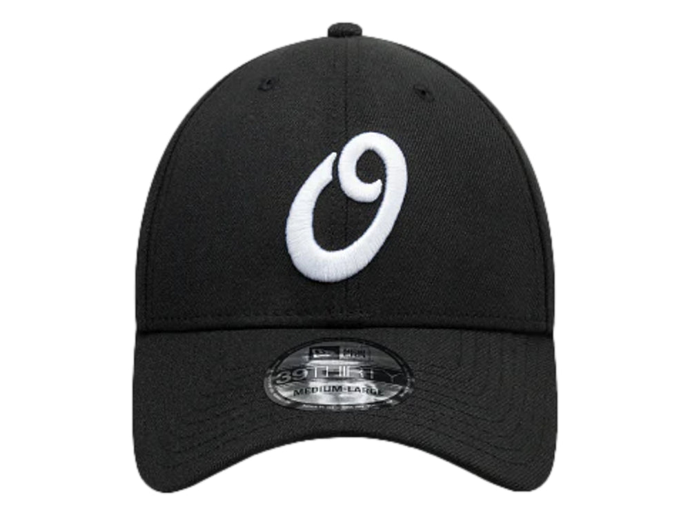 Gorra New Era color negro con logotipo blanco bordado y visera curva.