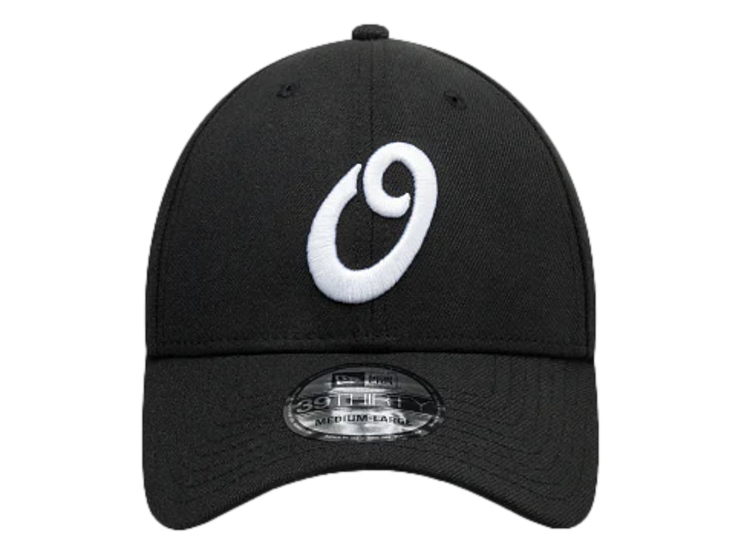 Gorra New Era color negro con logotipo blanco bordado y visera curva.