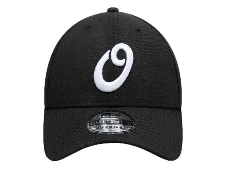 Gorra New Era color negro con logotipo blanco bordado y visera curva.