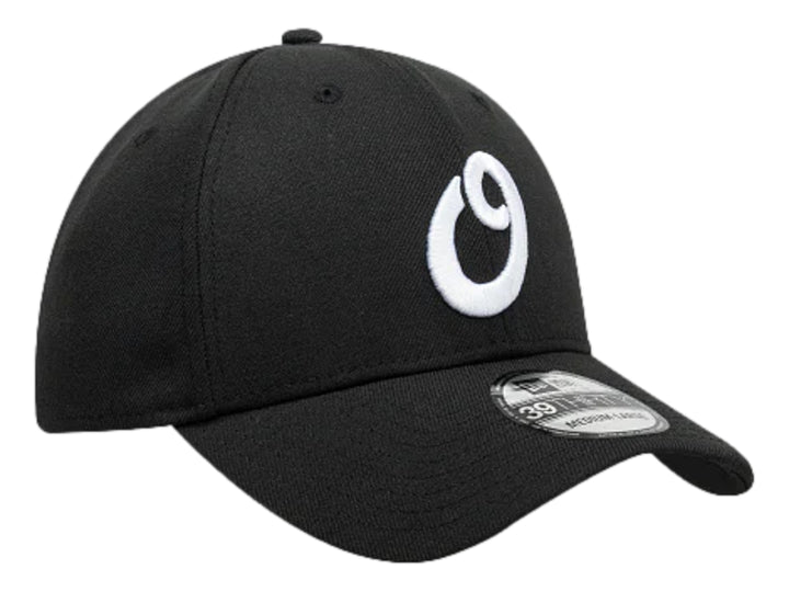 Gorra New Era color negro con logotipo blanco bordado y visera curva.