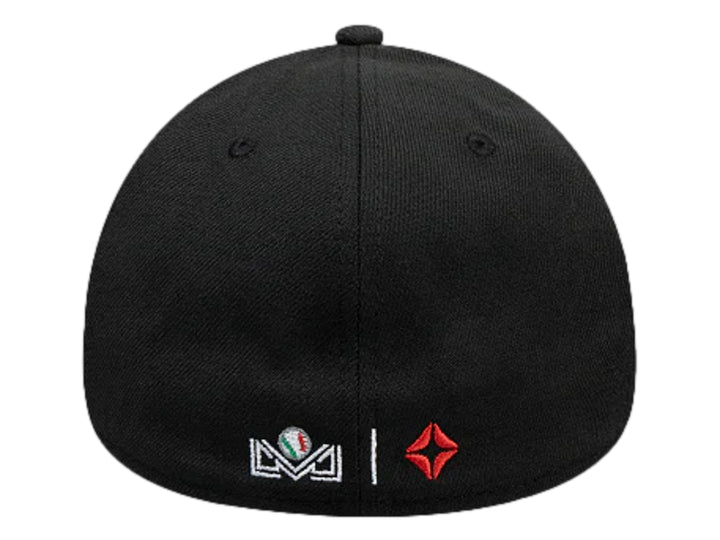 Gorra New Era color negro con logotipo blanco bordado y visera curva.