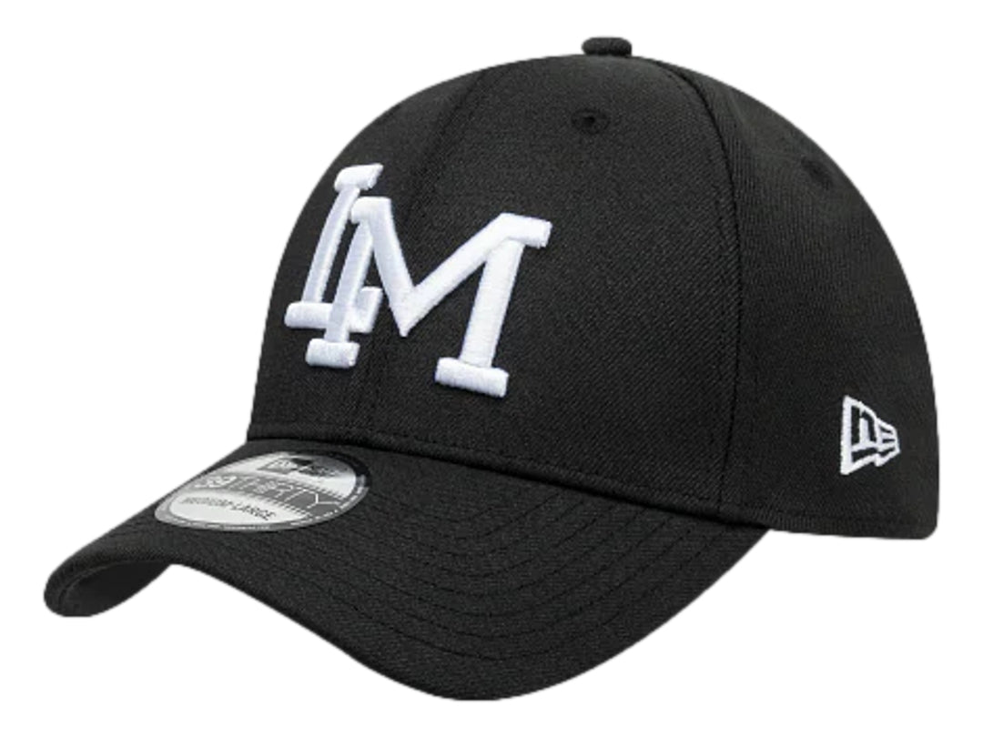Gorra de béisbol New Era color negro con letras bordadas en blanco en el frente y logo lateral.