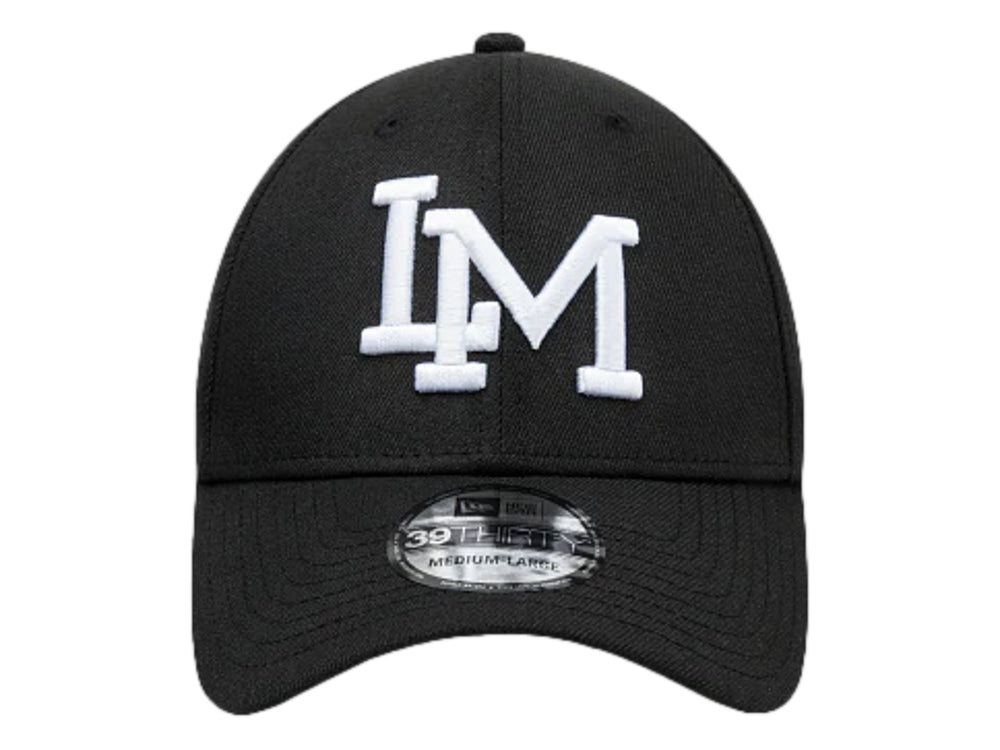 Gorra de béisbol New Era color negro con letras bordadas en blanco en el frente y logo lateral.