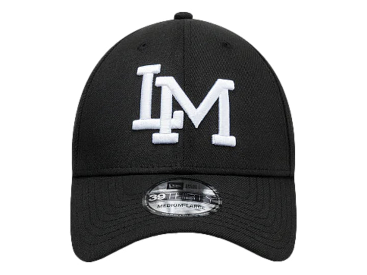 Gorra de béisbol New Era color negro con letras bordadas en blanco en el frente y logo lateral.