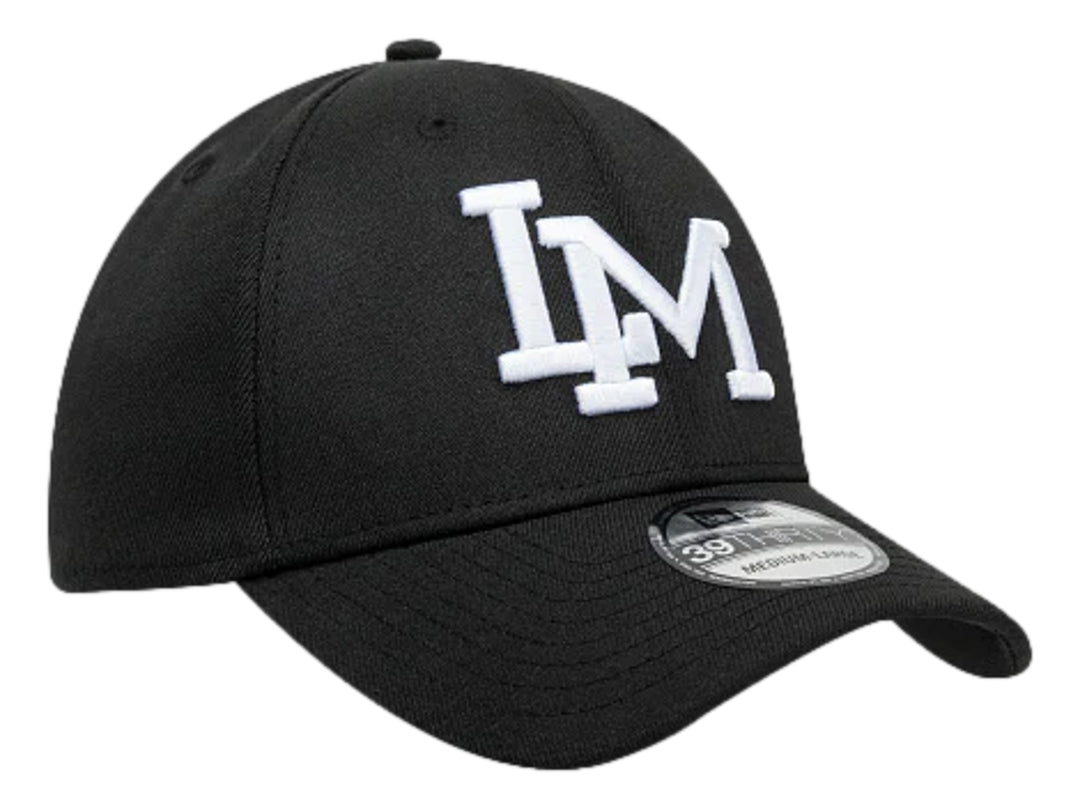 Gorra de béisbol New Era color negro con letras bordadas en blanco en el frente y logo lateral.