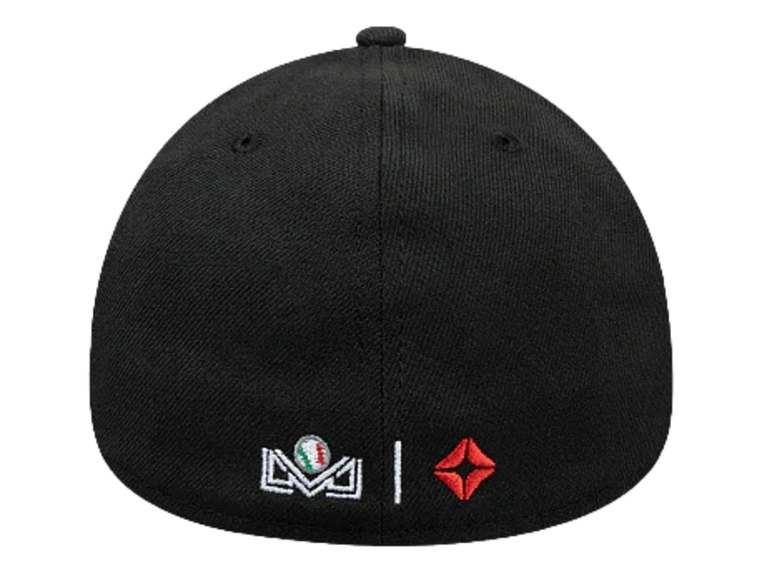 Gorra de béisbol New Era color negro con letras bordadas en blanco en el frente y logo lateral.