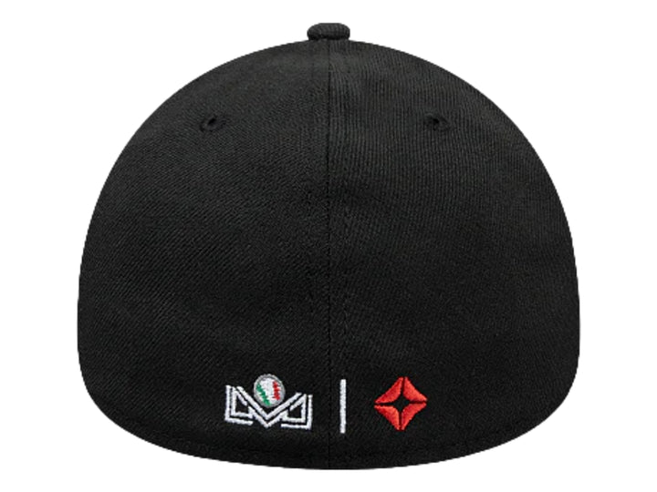 Gorra de béisbol New Era color negro con letras bordadas en blanco en el frente y logo lateral.