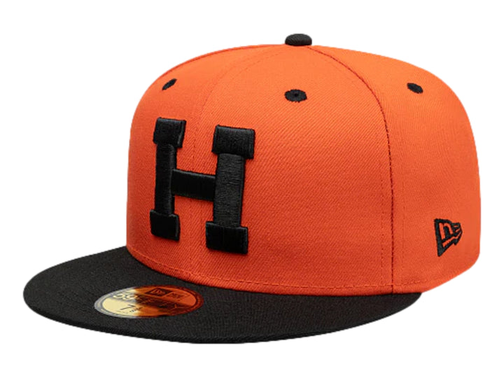 Gorra New Era color naranja con visera plana y logo frontal en color negro.
