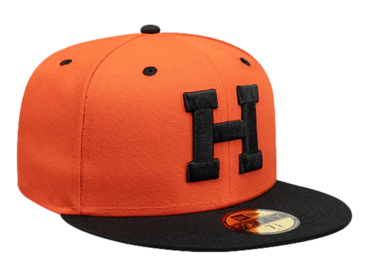 Gorra New Era color naranja con visera plana y logo frontal en color negro.