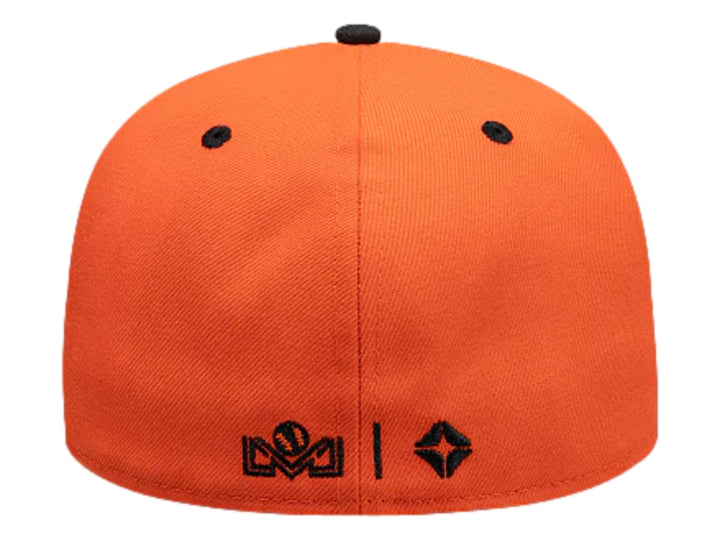 Gorra New Era color naranja con visera plana y logo frontal en color negro.