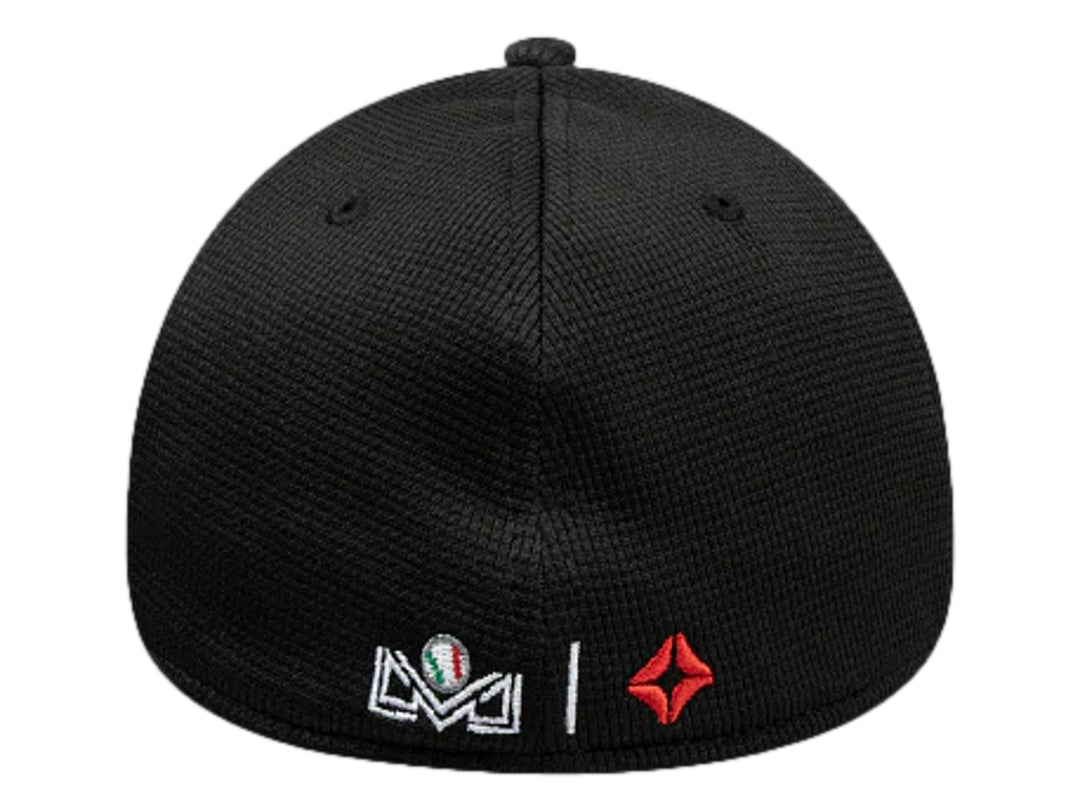 Gorra de béisbol New Era color negro con logotipo bordado en el frente y visera curva.
