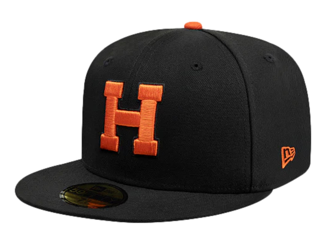 Gorra New Era color negro con logotipo bordado en naranja y visera plana.