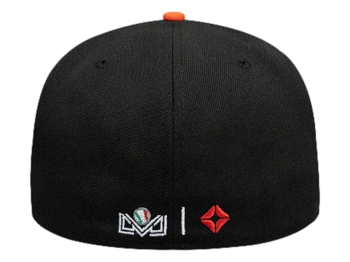 Gorra New Era color negro con logotipo bordado en naranja y visera plana.
