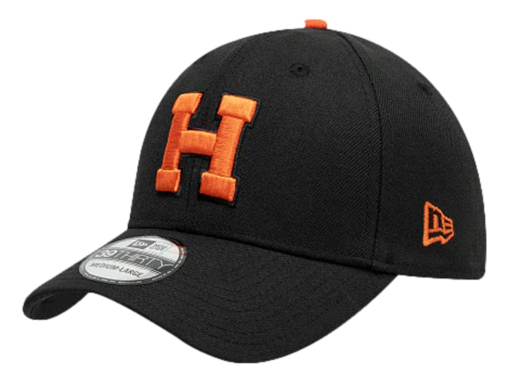 Gorra de béisbol New Era color negro con logotipo bordado en color naranja.