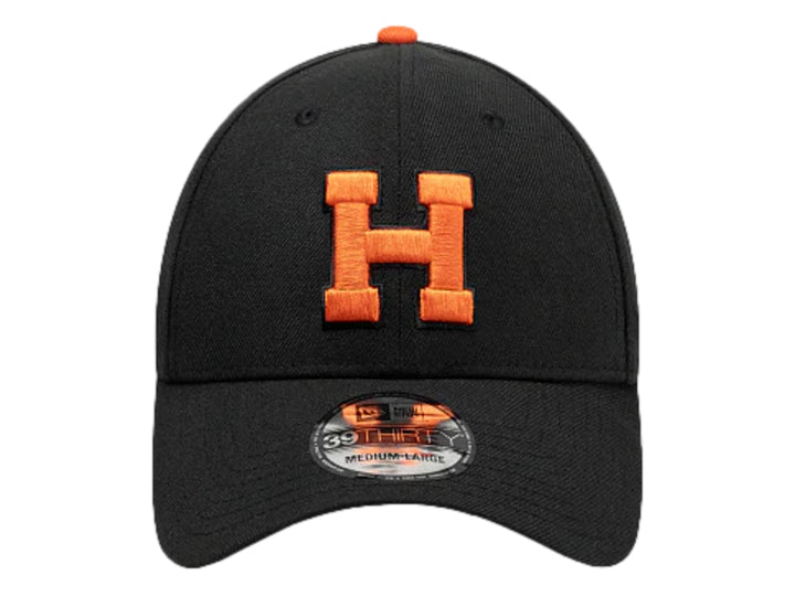Gorra de béisbol New Era color negro con logotipo bordado en color naranja.