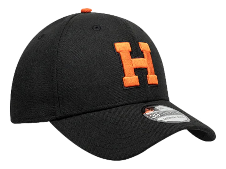 Gorra de béisbol New Era color negro con logotipo bordado en color naranja.