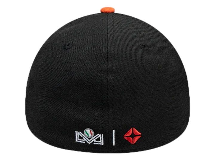 Gorra de béisbol New Era color negro con logotipo bordado en color naranja.