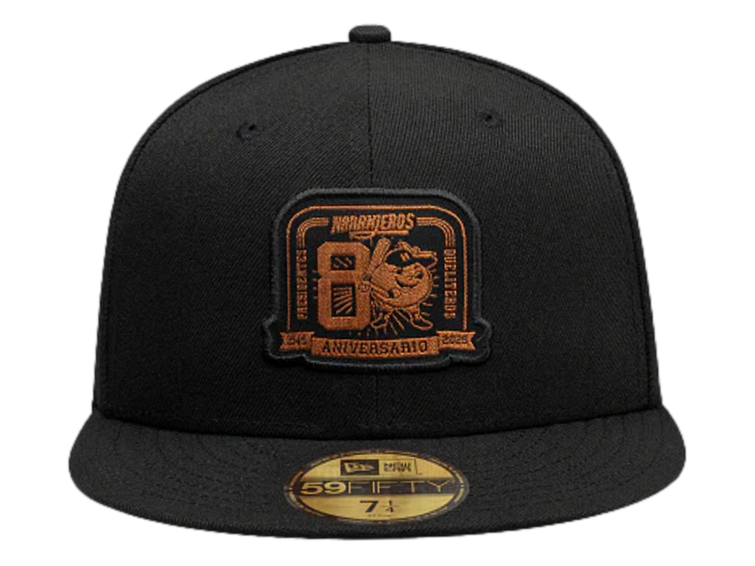 Gorra New Era negra con visera plana y logotipo bordado en color dorado en el frente.