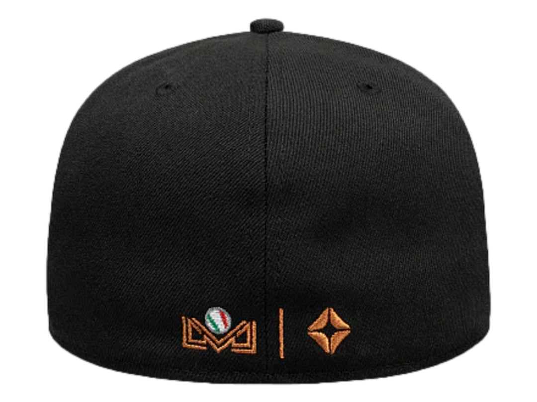 Gorra New Era negra con visera plana y logotipo bordado en color dorado en el frente.