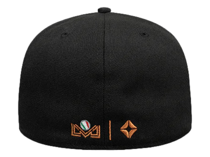 Gorra New Era negra con visera plana y logotipo bordado en color dorado en el frente.