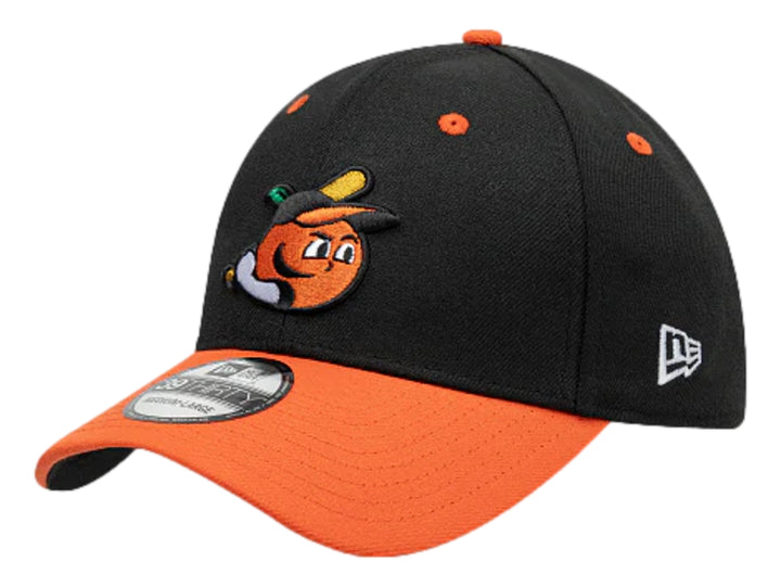 Gorra New Era bicolor con corona negra y visera naranja, incluye logotipo bordado al frente.