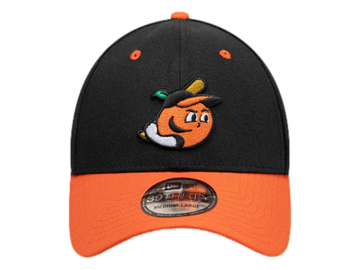 Gorra New Era bicolor con corona negra y visera naranja, incluye logotipo bordado al frente.